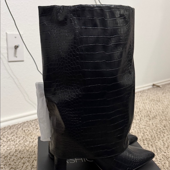 Black Croc-Embossed Pointed-Toe Mid-Calf Boots - Picture 5 of 5